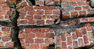 Mur détruit par un tremblement de terre